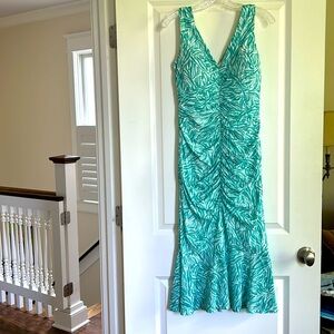 Guess dress sz 4 sleeveless ruched green/wht, worn 1x. Uber flattering style!